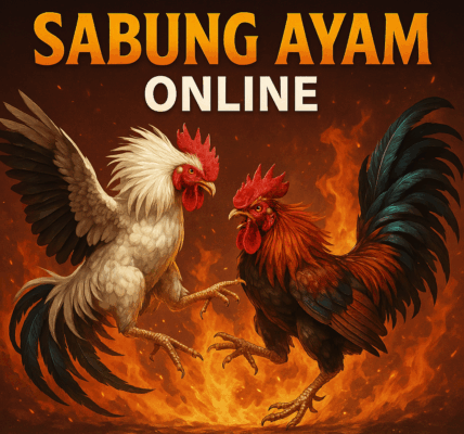Dua ayam jago bertarung dalam pertandingan sabung ayam dengan penonton di latar belakang.